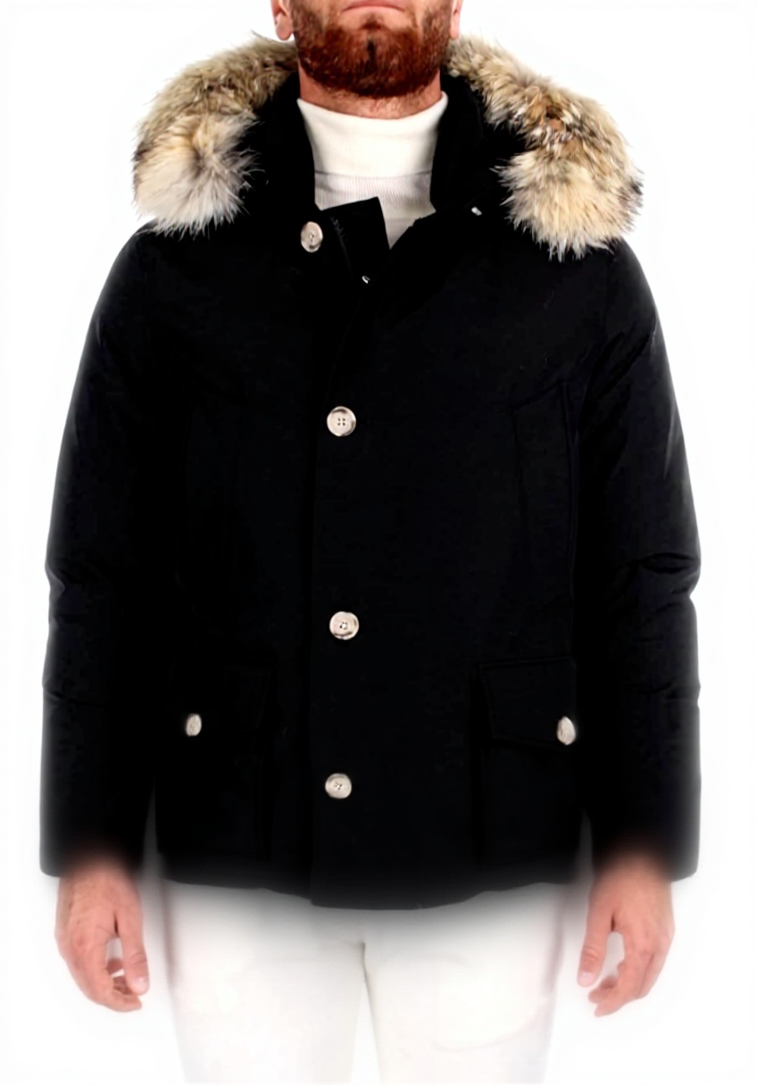 'WOOLRICH ARCTIC ANORAK giaccone uomo in Nero indossato in ambiente urbano'