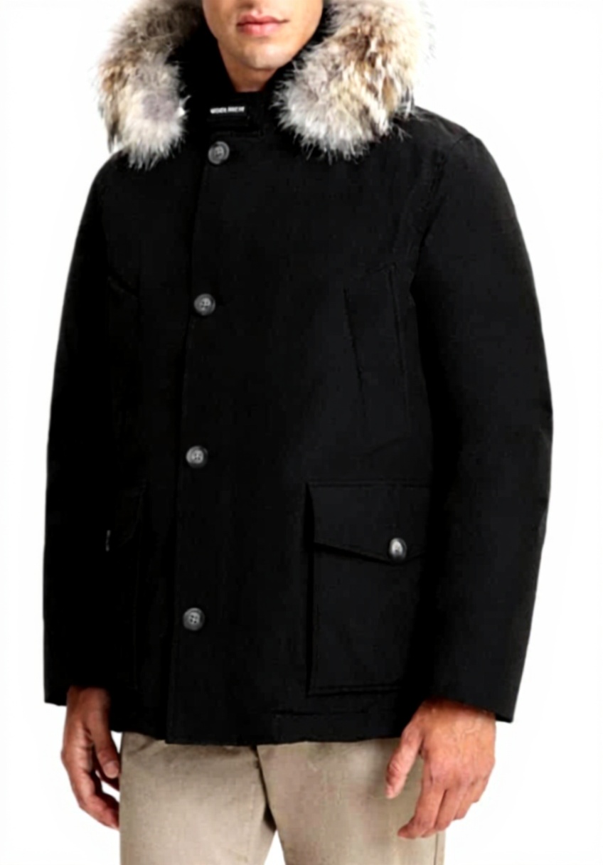 Uomo che indossa il WOOLRICH Artic Anorak in un contesto urbano invernale