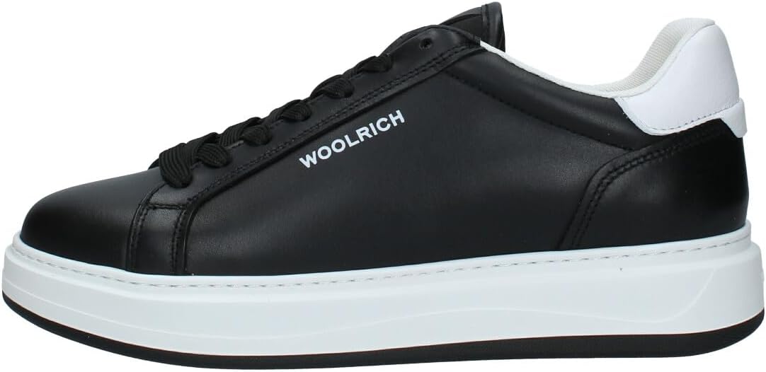 Scarpe Woolrich con suola in gomma alta su terreno roccioso