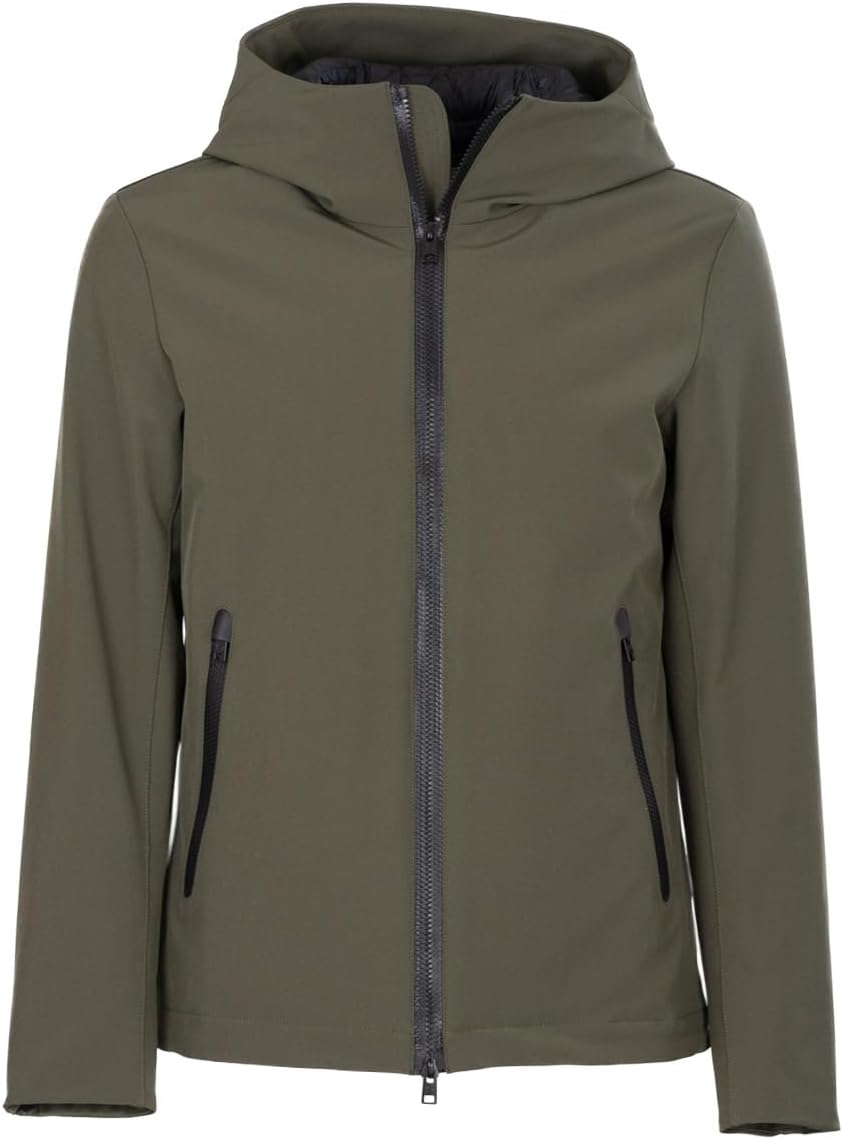 'Woolrich Logo Uomo capo indossato in contesto casual'