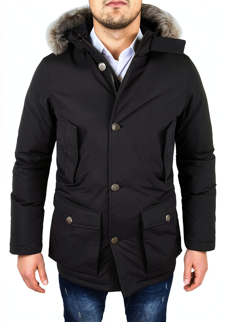 Uomo che indossa il giaccone parka slim fit in un ambiente urbano